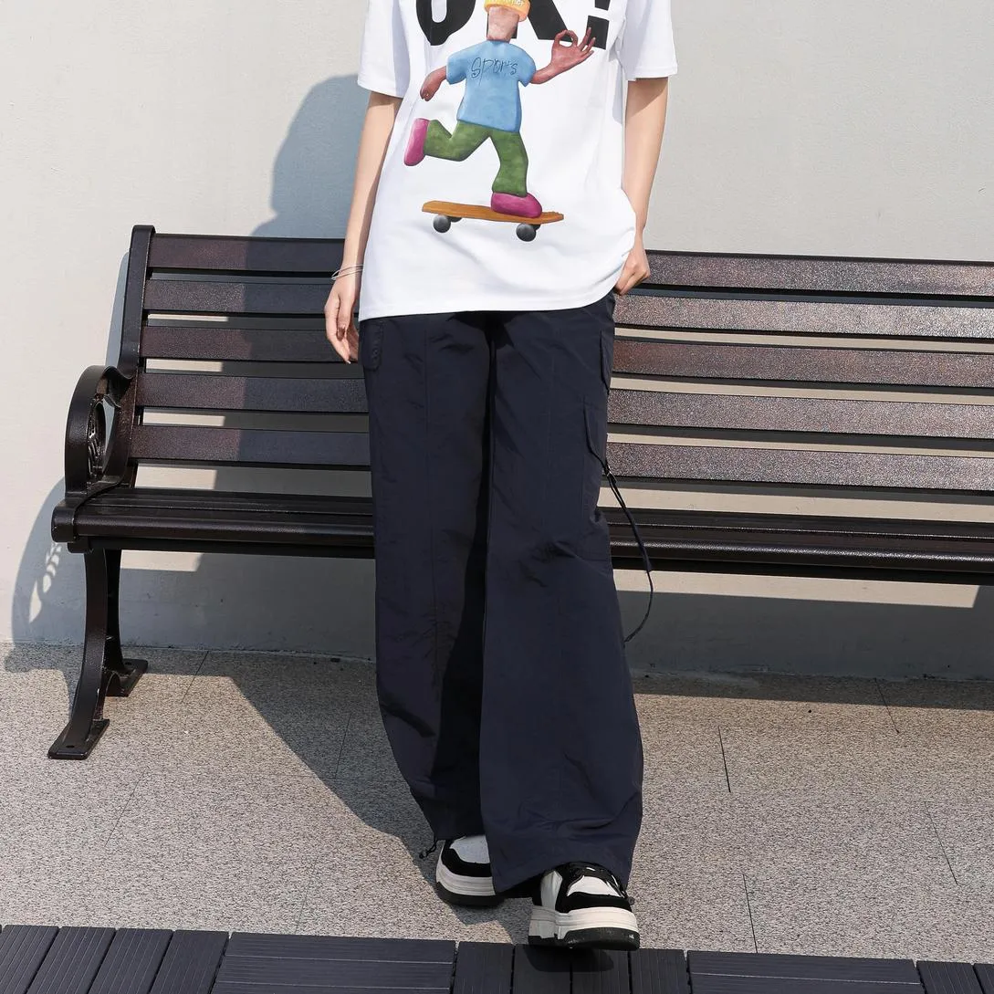 Relaxed-Fit Solid Color Cargo Pants Made from Lightweight Fabric