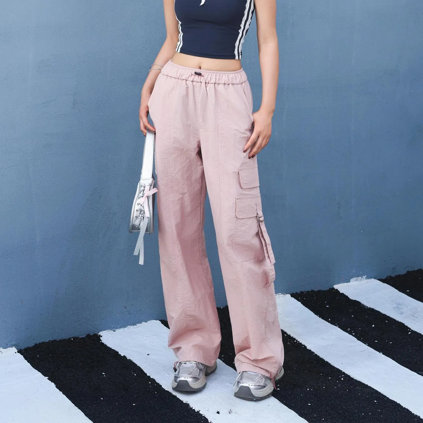 Relaxed-Fit Solid Color Cargo Pants Made from Lightweight Fabric