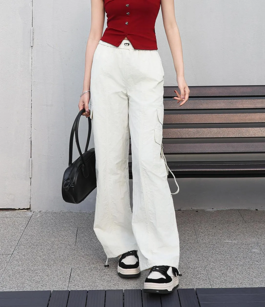 Relaxed-Fit Solid Color Cargo Pants Made from Lightweight Fabric
