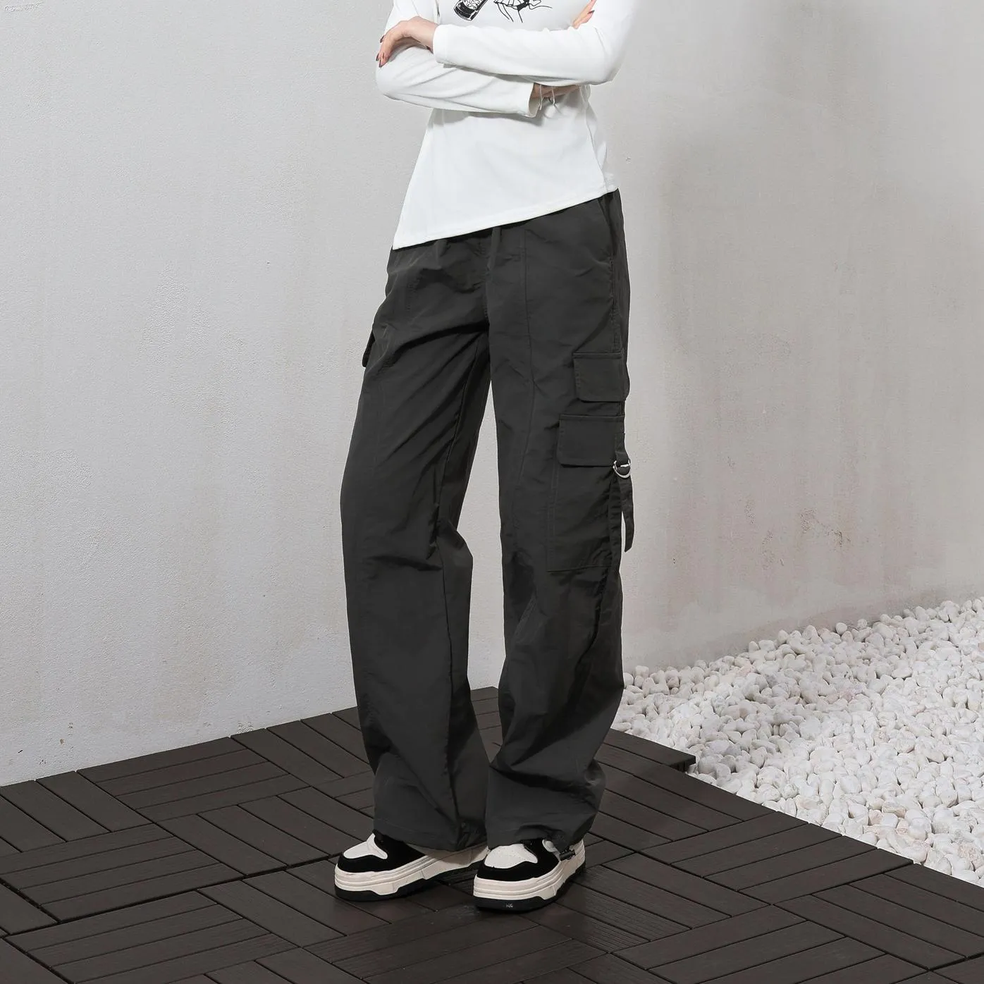 Relaxed-Fit Solid Color Cargo Pants Made from Lightweight Fabric