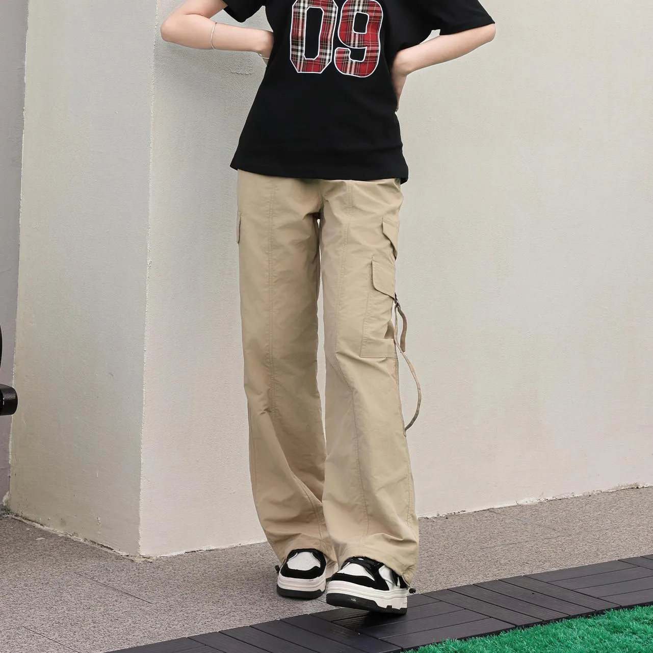 Relaxed-Fit Solid Color Cargo Pants Made from Lightweight Fabric