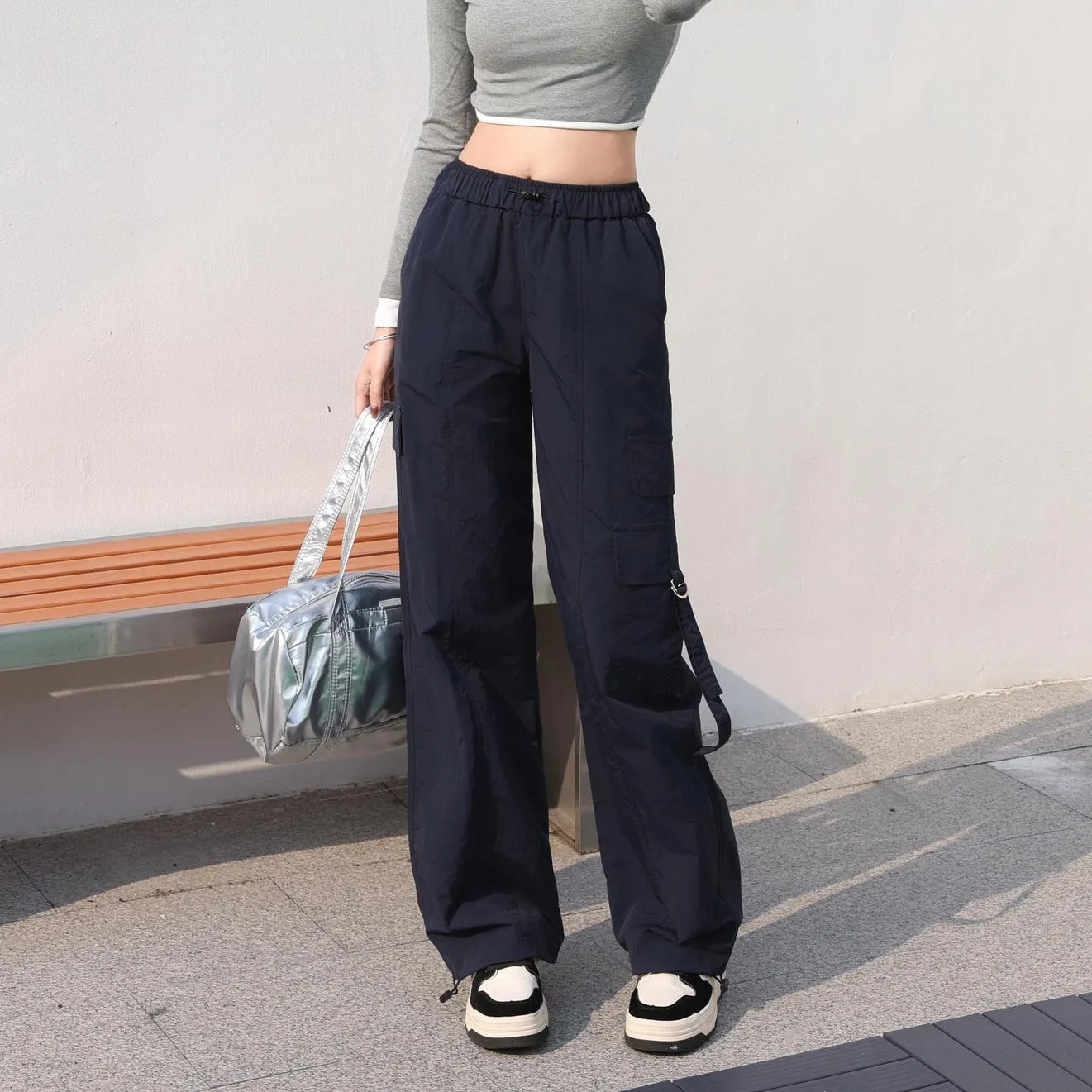Relaxed-Fit Solid Color Cargo Pants Made from Lightweight Fabric