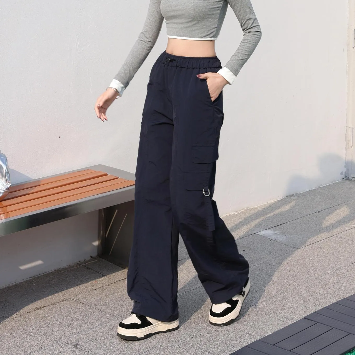 Relaxed-Fit Solid Color Cargo Pants Made from Lightweight Fabric