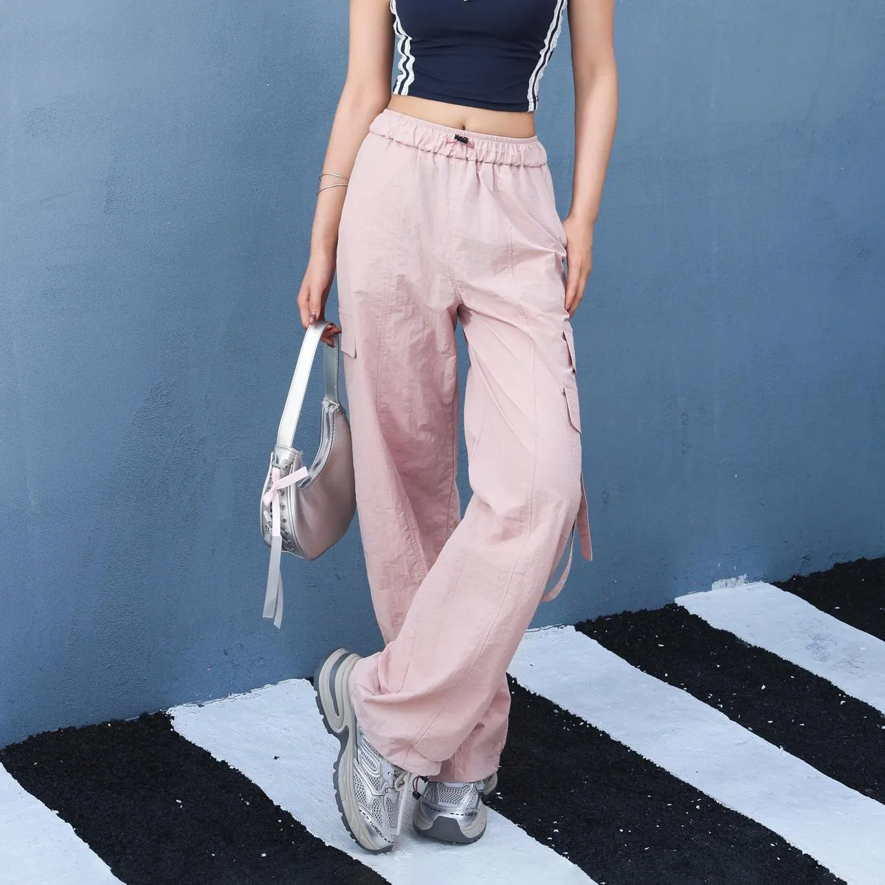 Relaxed-Fit Solid Color Cargo Pants Made from Lightweight Fabric