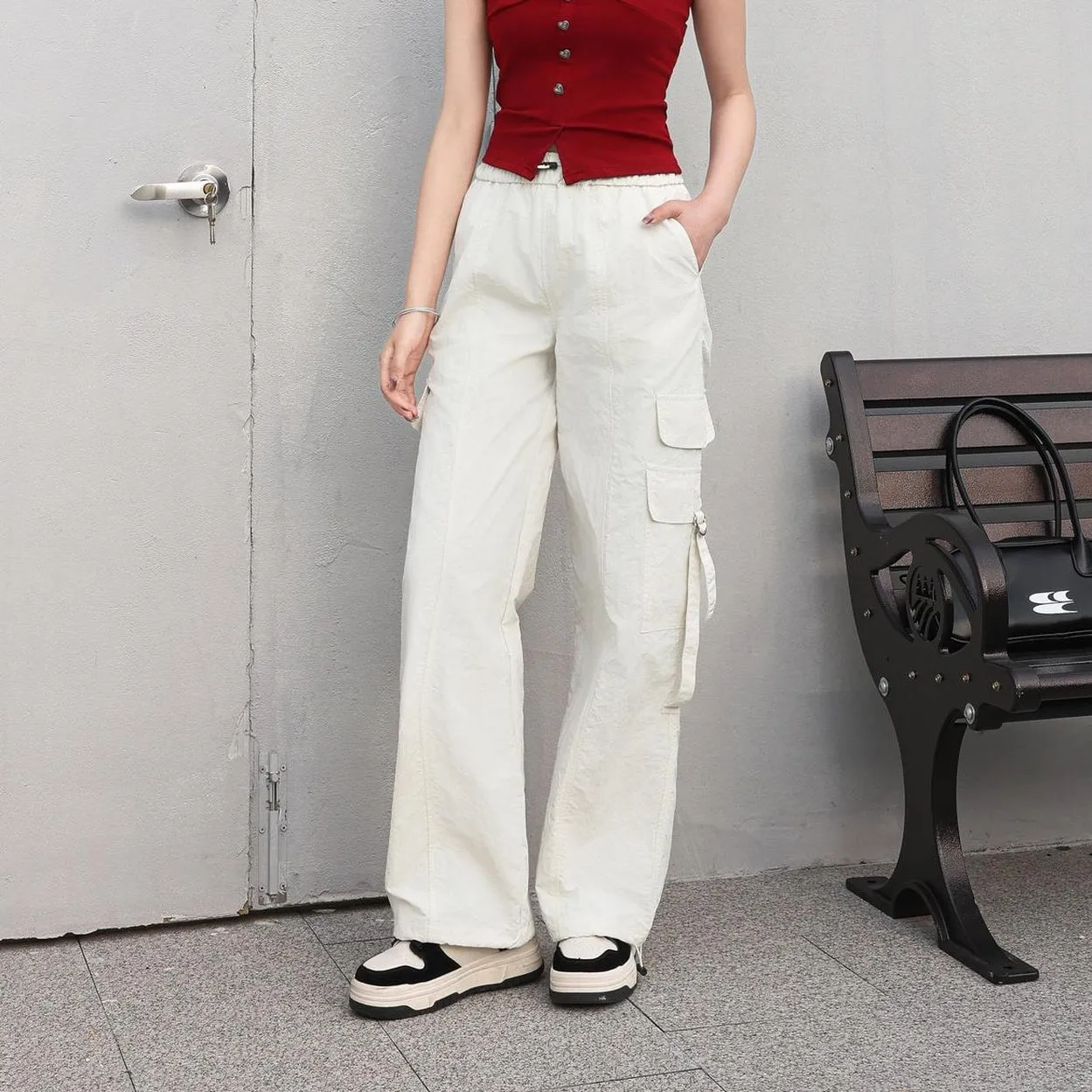 Relaxed-Fit Solid Color Cargo Pants Made from Lightweight Fabric