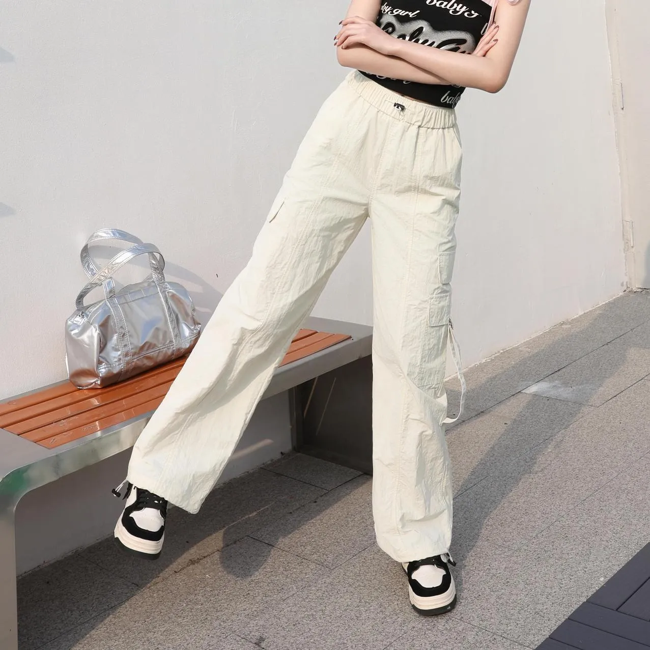 Relaxed-Fit Solid Color Cargo Pants Made from Lightweight Fabric