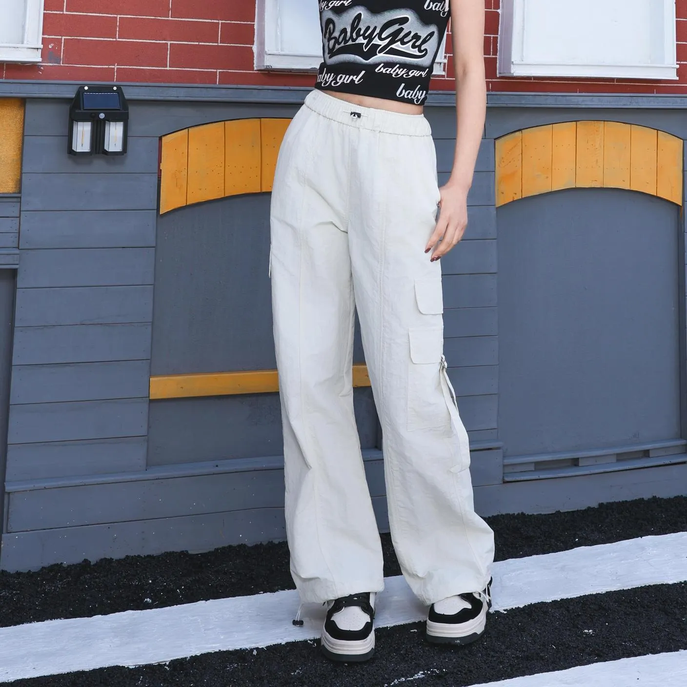 Relaxed-Fit Solid Color Cargo Pants Made from Lightweight Fabric