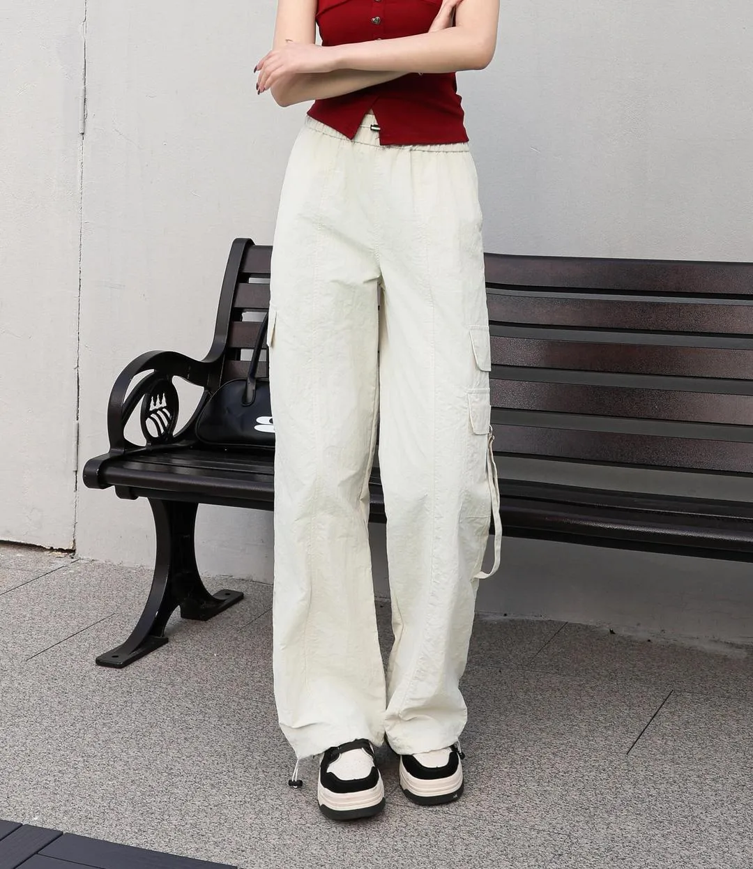 Relaxed-Fit Solid Color Cargo Pants Made from Lightweight Fabric