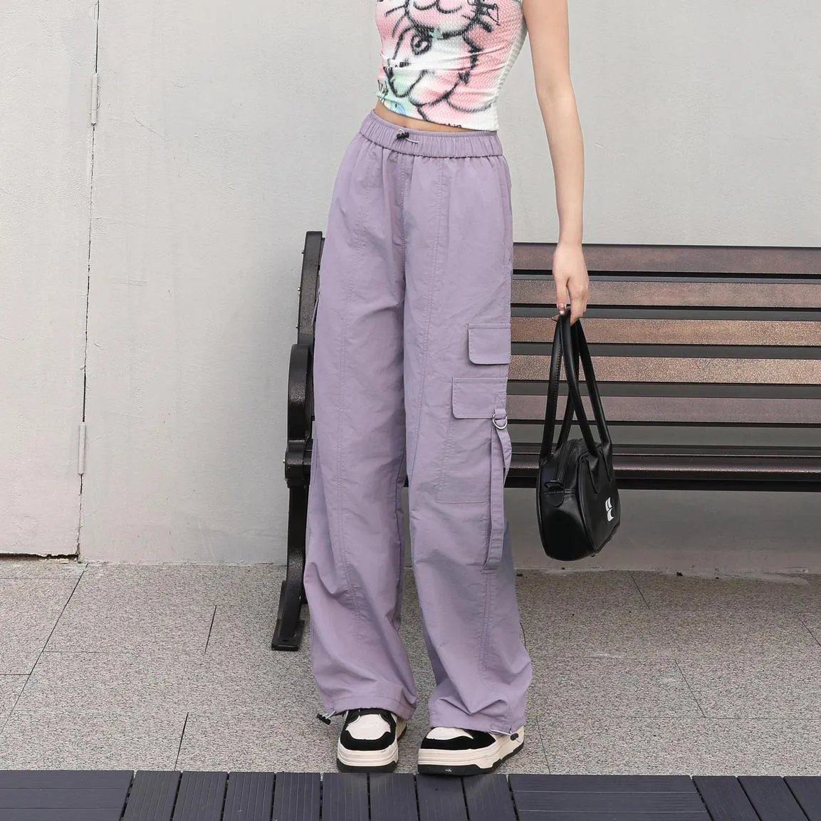 Relaxed-Fit Solid Color Cargo Pants Made from Lightweight Fabric