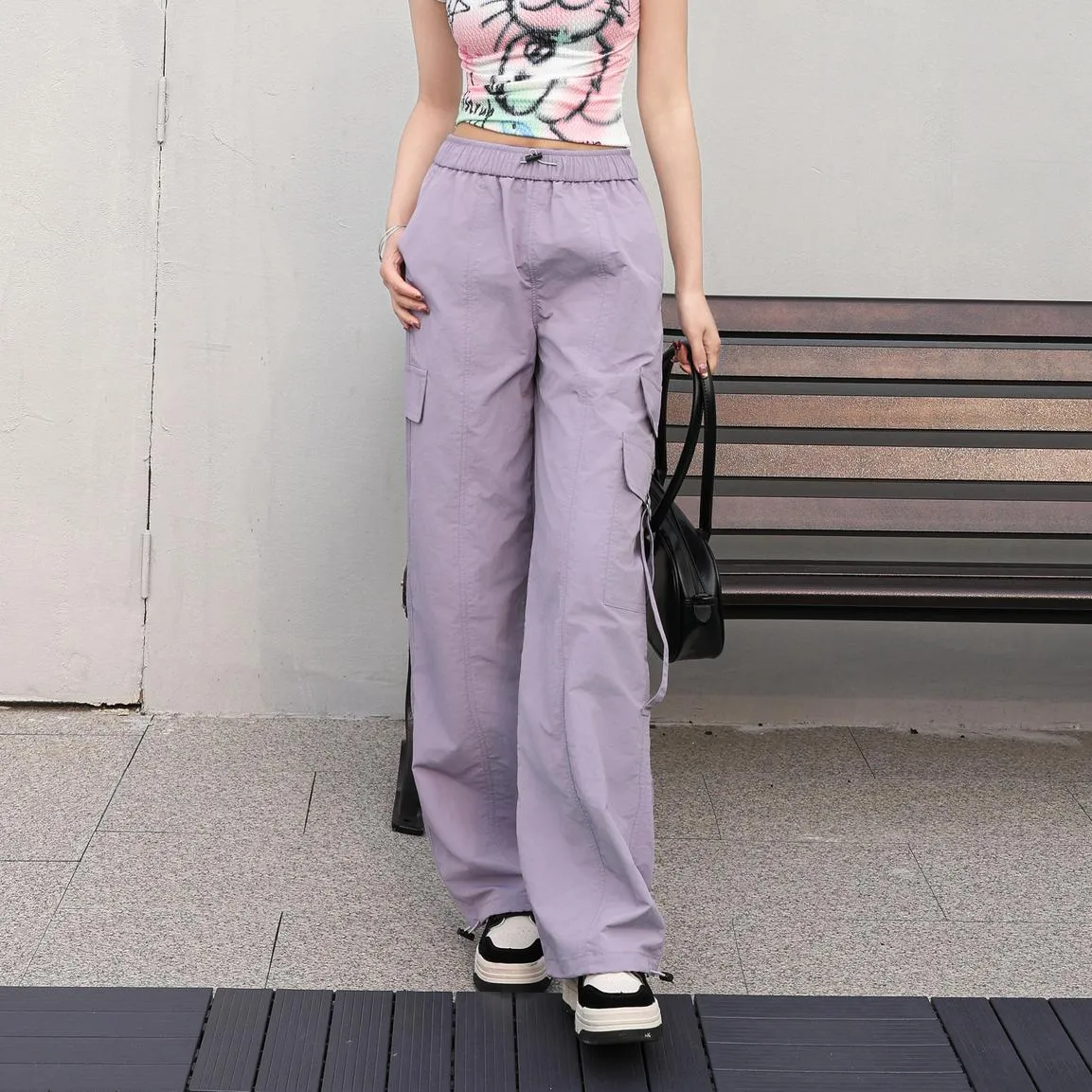 Relaxed-Fit Solid Color Cargo Pants Made from Lightweight Fabric