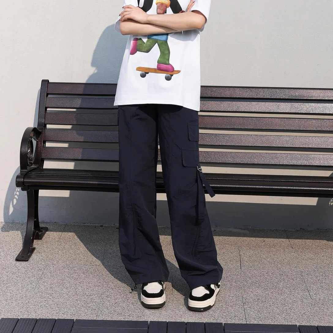 Relaxed-Fit Solid Color Cargo Pants Made from Lightweight Fabric