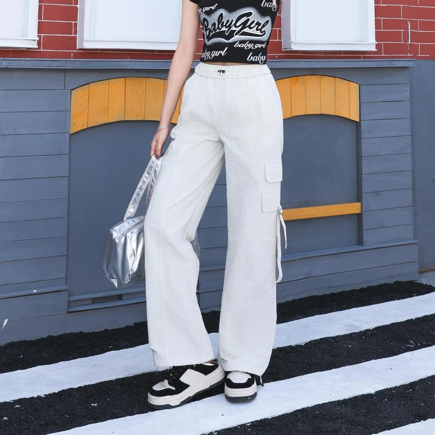 Relaxed-Fit Solid Color Cargo Pants Made from Lightweight Fabric