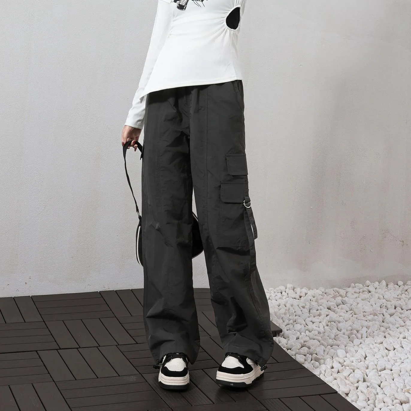 Relaxed-Fit Solid Color Cargo Pants Made from Lightweight Fabric