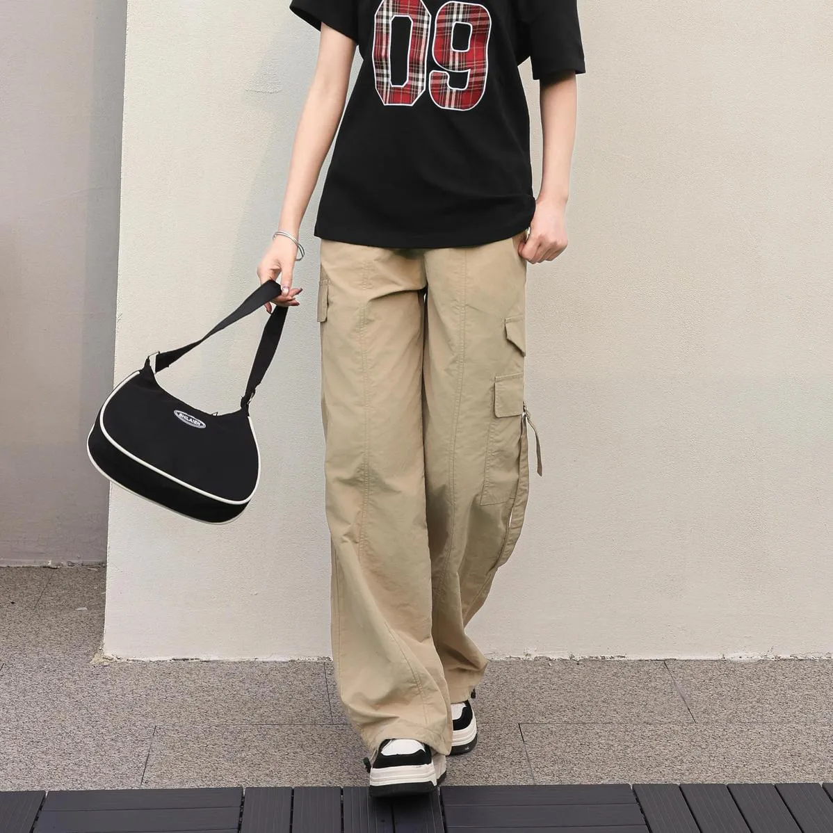 Relaxed-Fit Solid Color Cargo Pants Made from Lightweight Fabric