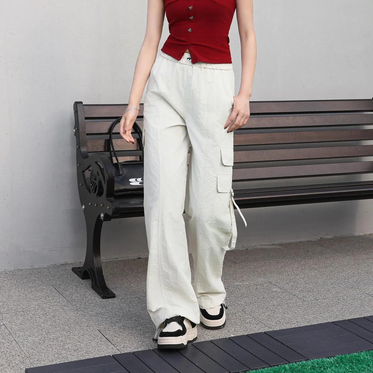 Relaxed-Fit Solid Color Cargo Pants Made from Lightweight Fabric