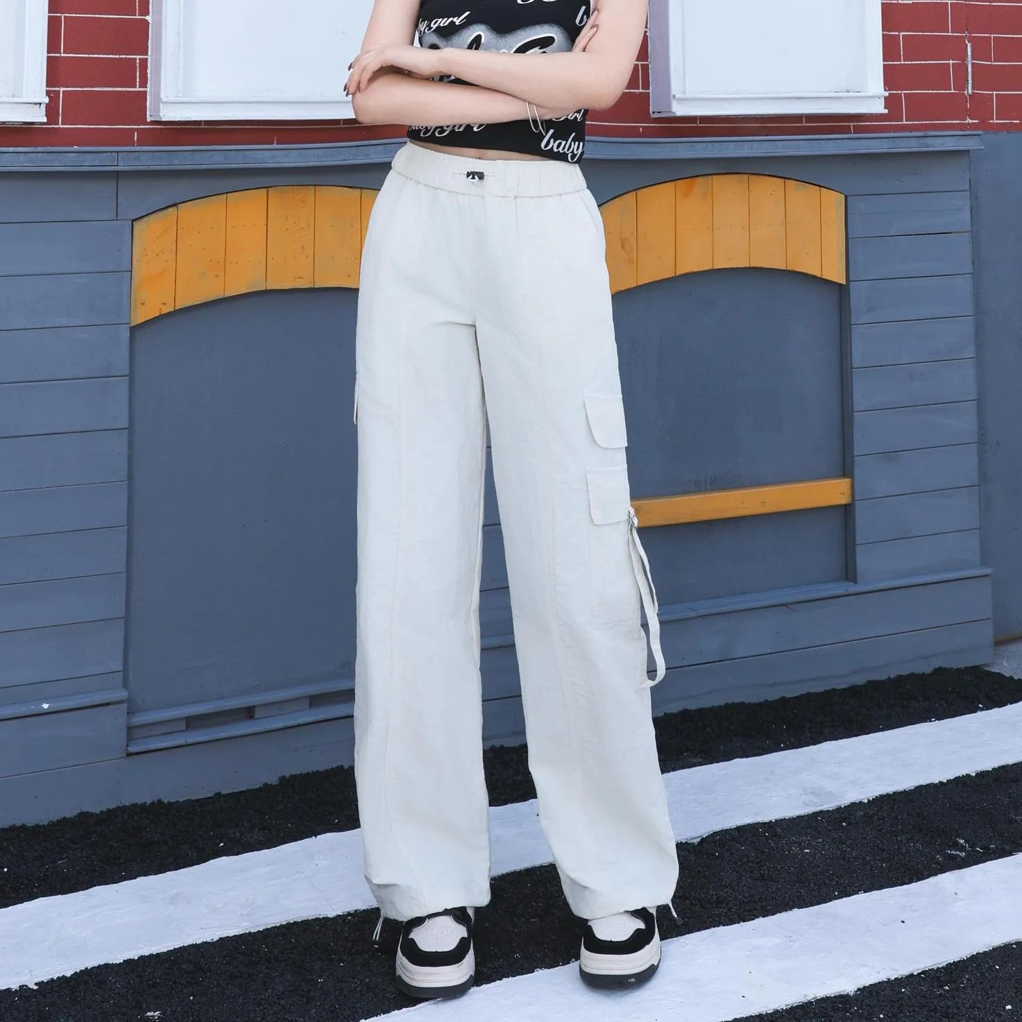 Relaxed-Fit Solid Color Cargo Pants Made from Lightweight Fabric