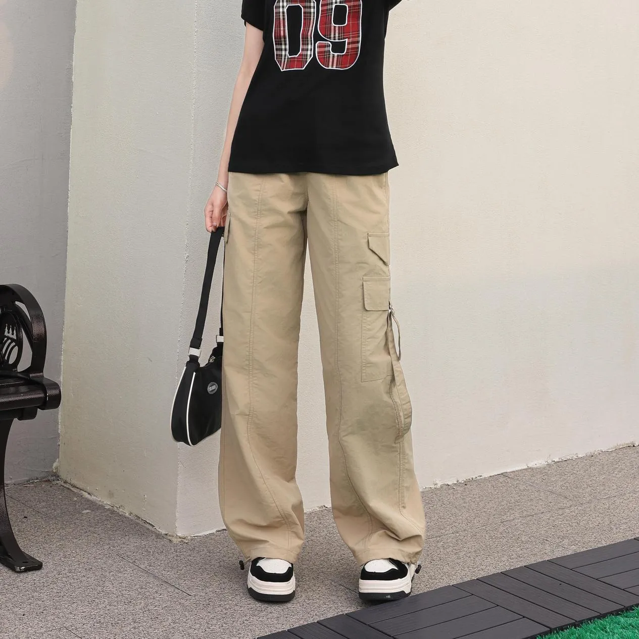 Relaxed-Fit Solid Color Cargo Pants Made from Lightweight Fabric