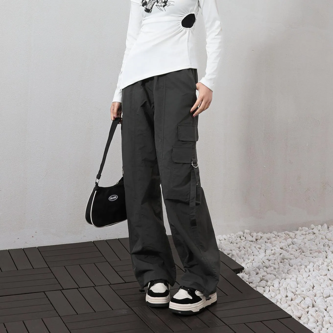 Relaxed-Fit Solid Color Cargo Pants Made from Lightweight Fabric
