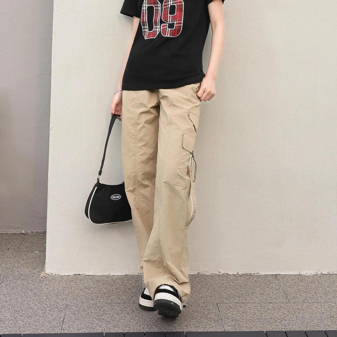 Relaxed-Fit Solid Color Cargo Pants Made from Lightweight Fabric