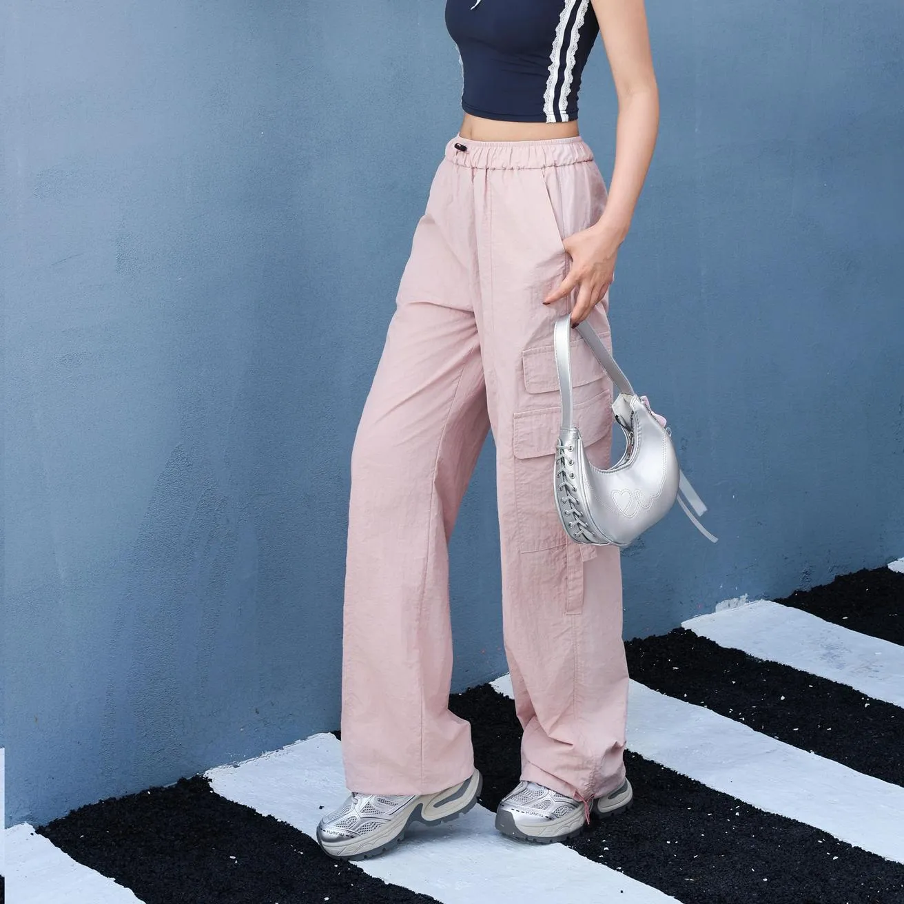 Relaxed-Fit Solid Color Cargo Pants Made from Lightweight Fabric
