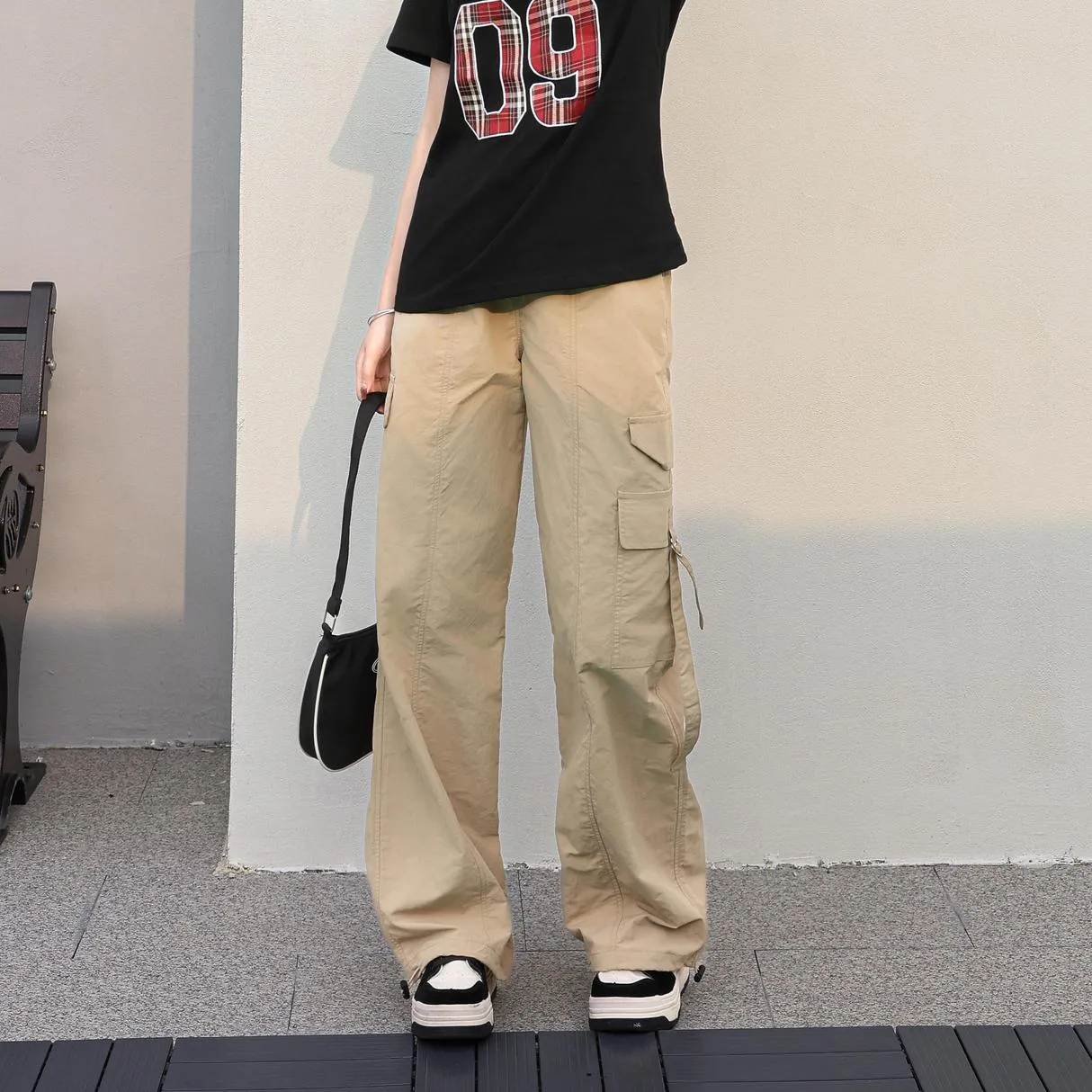 Relaxed-Fit Solid Color Cargo Pants Made from Lightweight Fabric