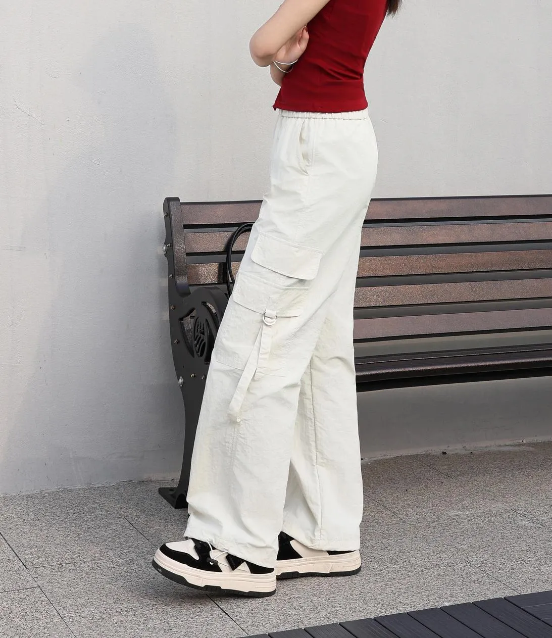 Relaxed-Fit Solid Color Cargo Pants Made from Lightweight Fabric