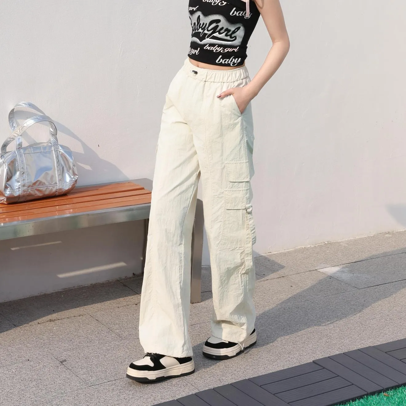 Relaxed-Fit Solid Color Cargo Pants Made from Lightweight Fabric