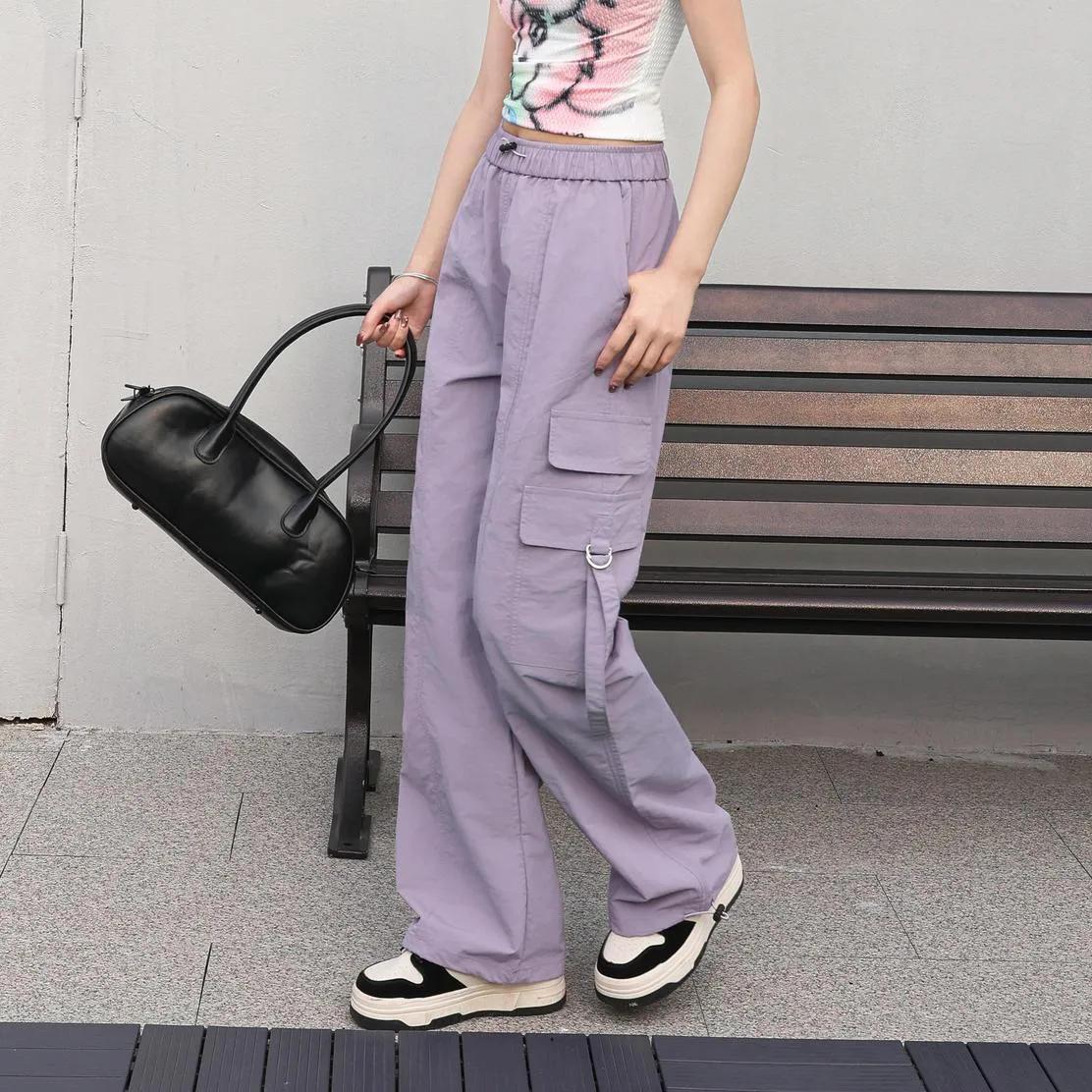Relaxed-Fit Solid Color Cargo Pants Made from Lightweight Fabric