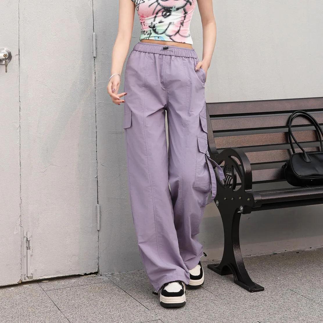 Relaxed-Fit Solid Color Cargo Pants Made from Lightweight Fabric