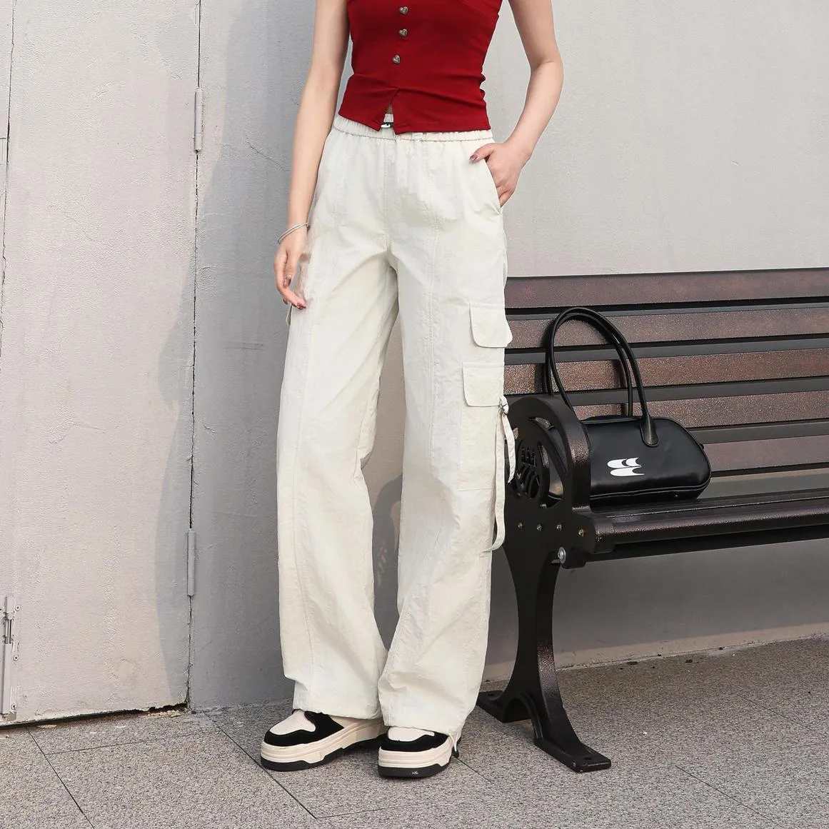 Relaxed-Fit Solid Color Cargo Pants Made from Lightweight Fabric