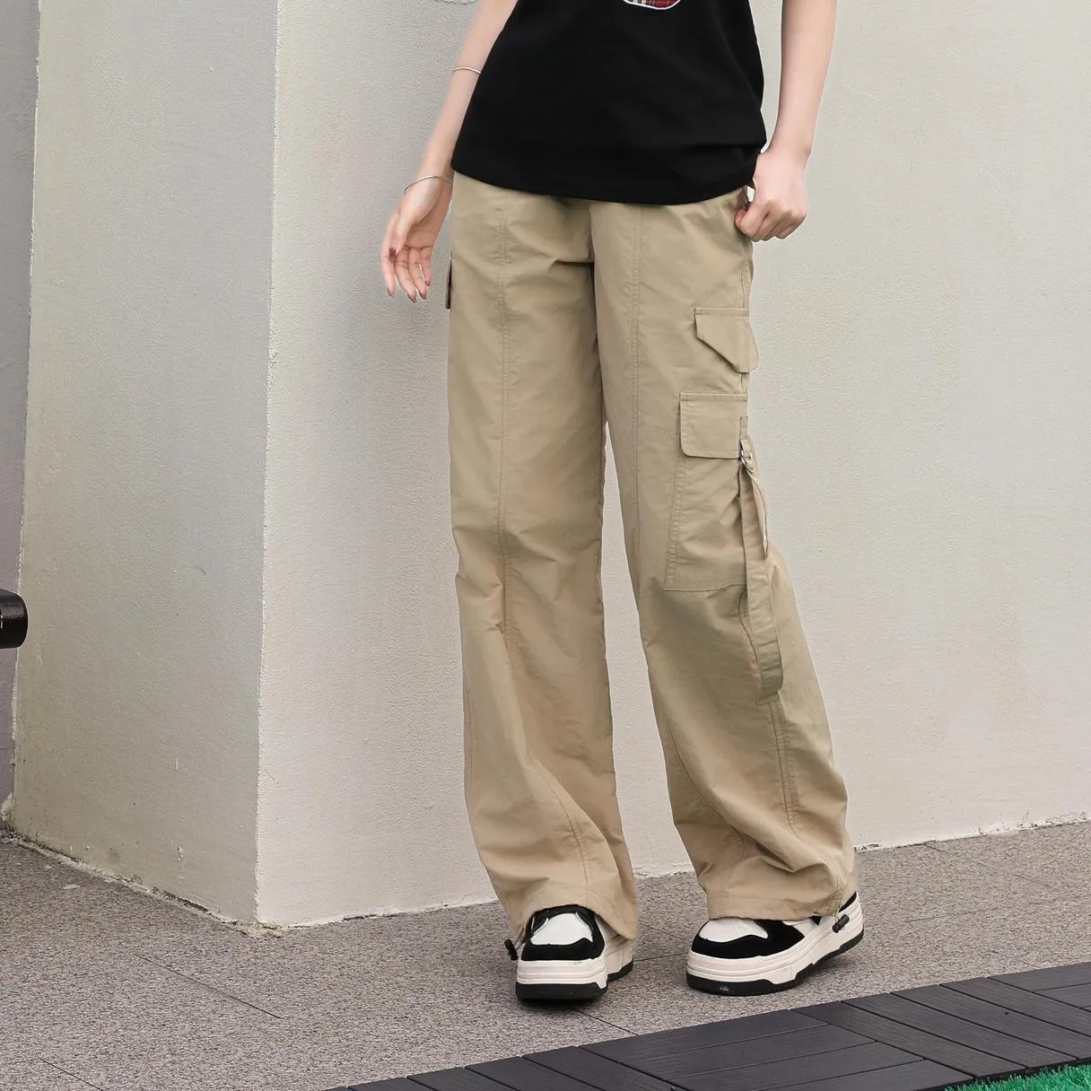 Relaxed-Fit Solid Color Cargo Pants Made from Lightweight Fabric