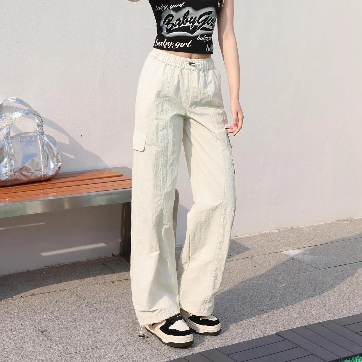 Relaxed-Fit Solid Color Cargo Pants Made from Lightweight Fabric