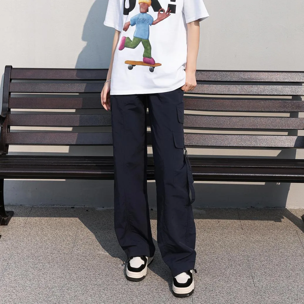 Relaxed-Fit Solid Color Cargo Pants Made from Lightweight Fabric
