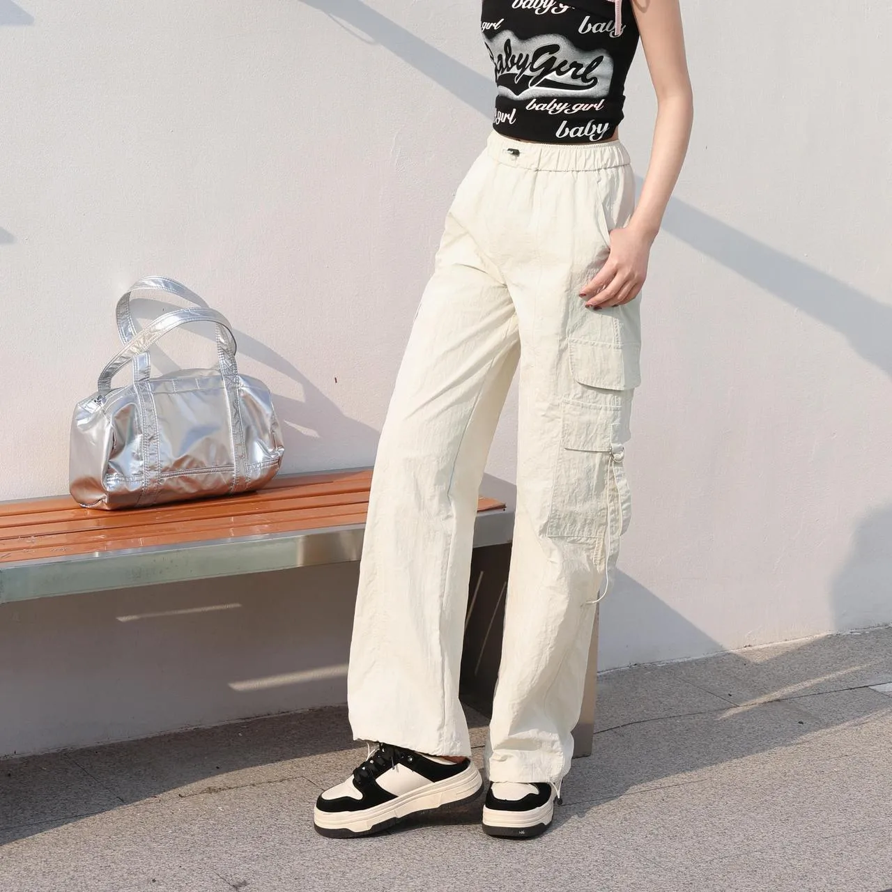 Relaxed-Fit Solid Color Cargo Pants Made from Lightweight Fabric