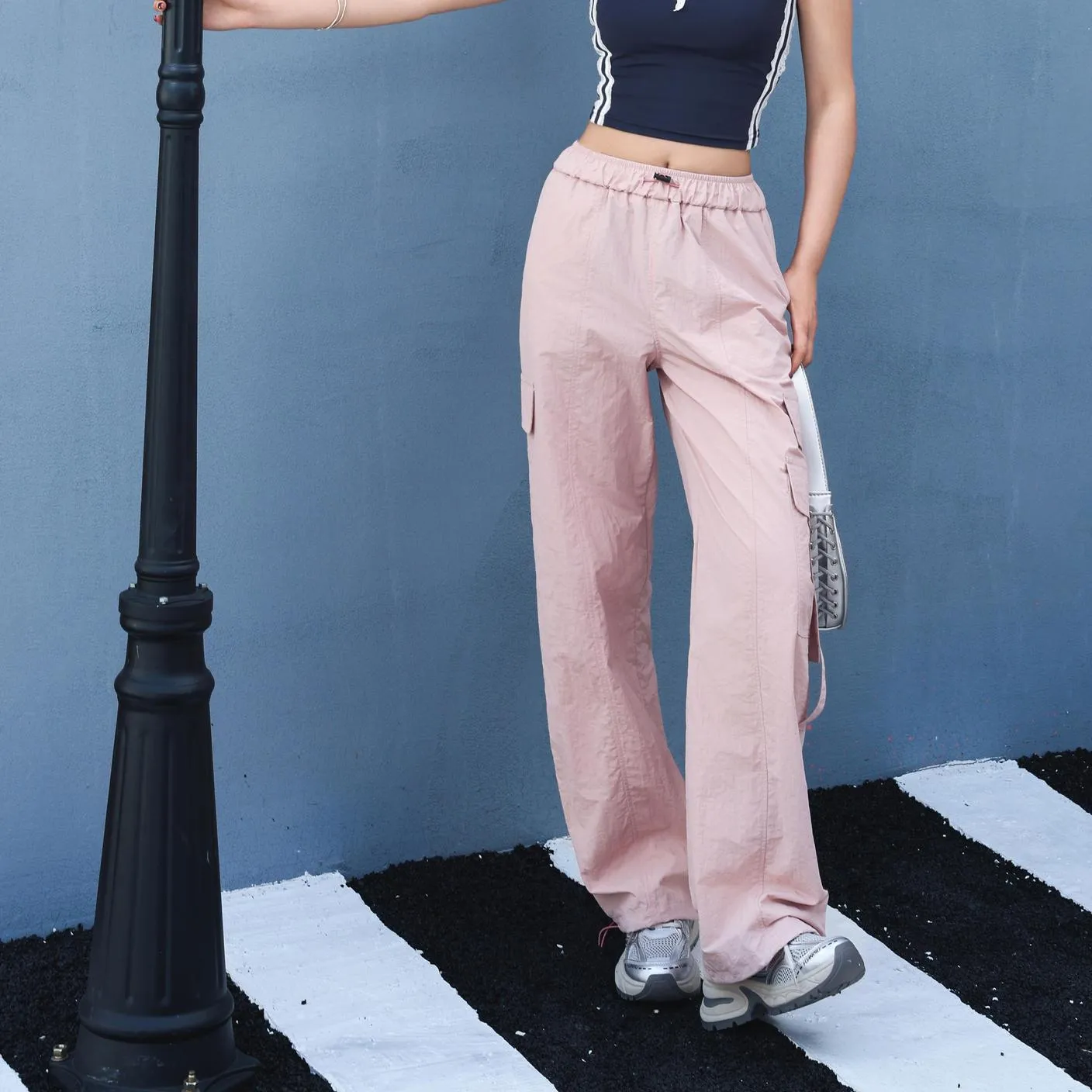Relaxed-Fit Solid Color Cargo Pants Made from Lightweight Fabric
