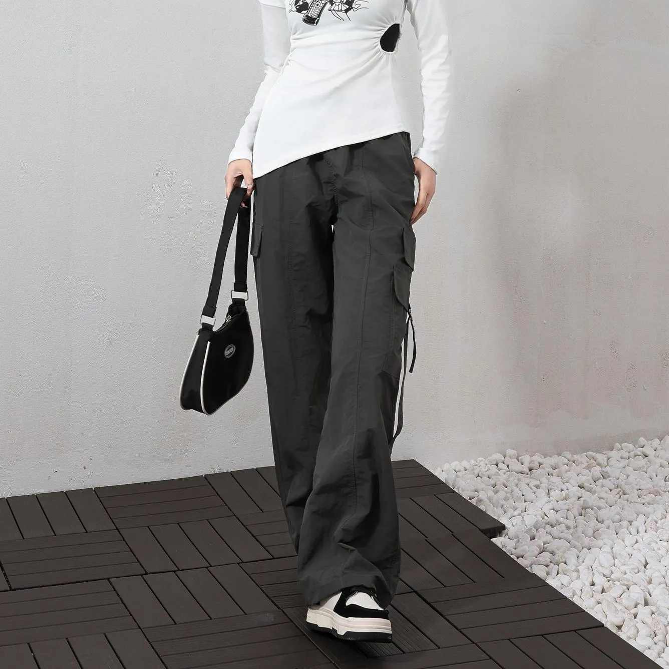 Relaxed-Fit Solid Color Cargo Pants Made from Lightweight Fabric
