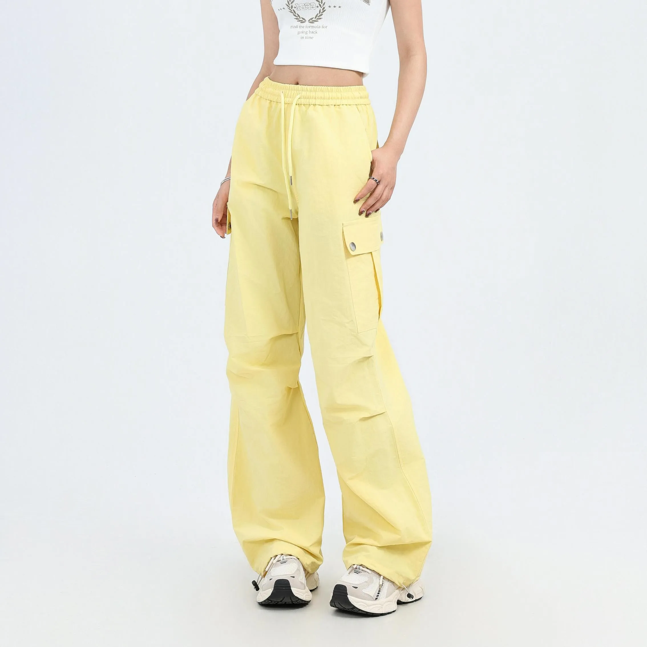 Relaxed-Fit Wide Leg Cargo Pant Perfect for Casual Outings