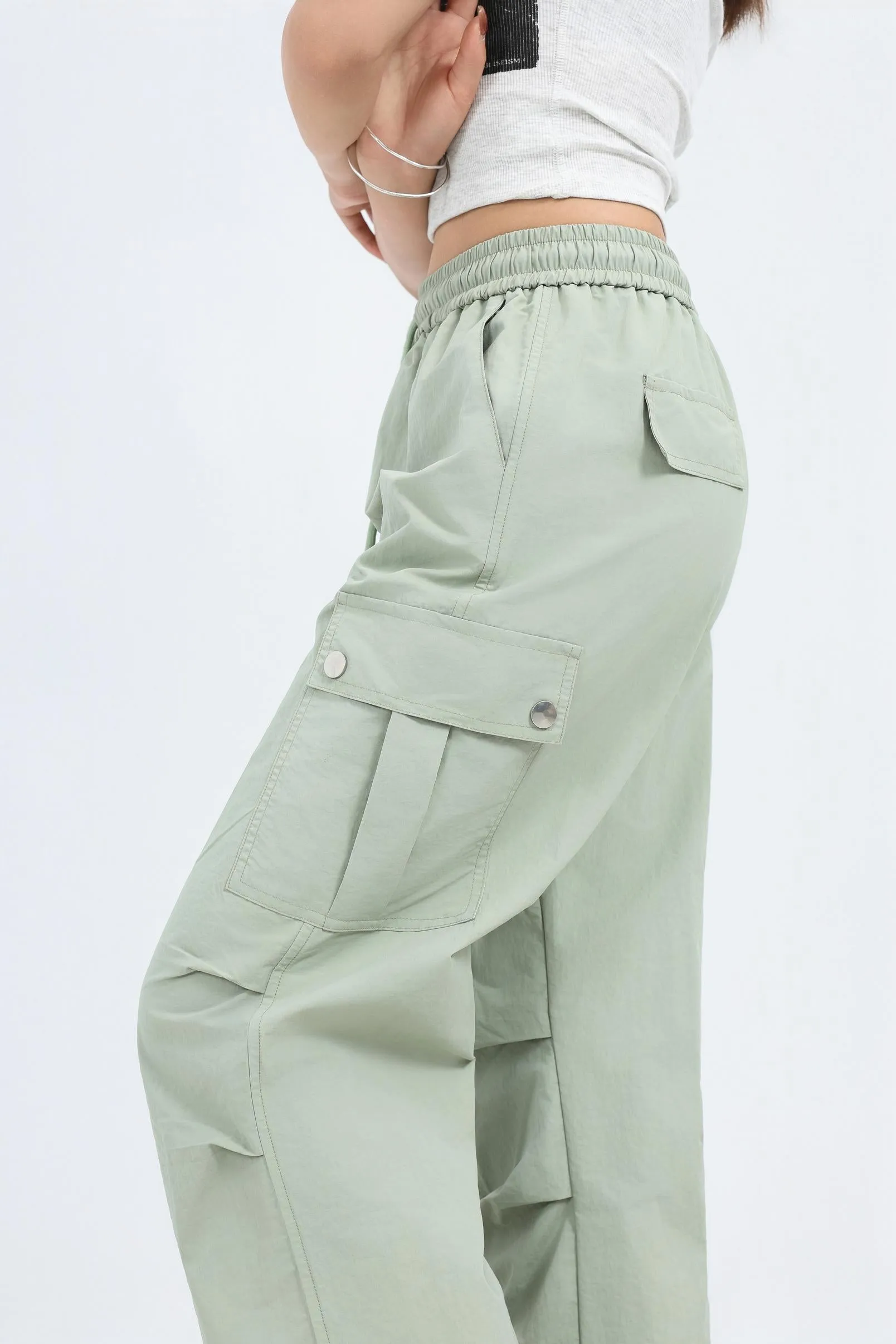 Relaxed-Fit Wide Leg Cargo Pant Perfect for Casual Outings