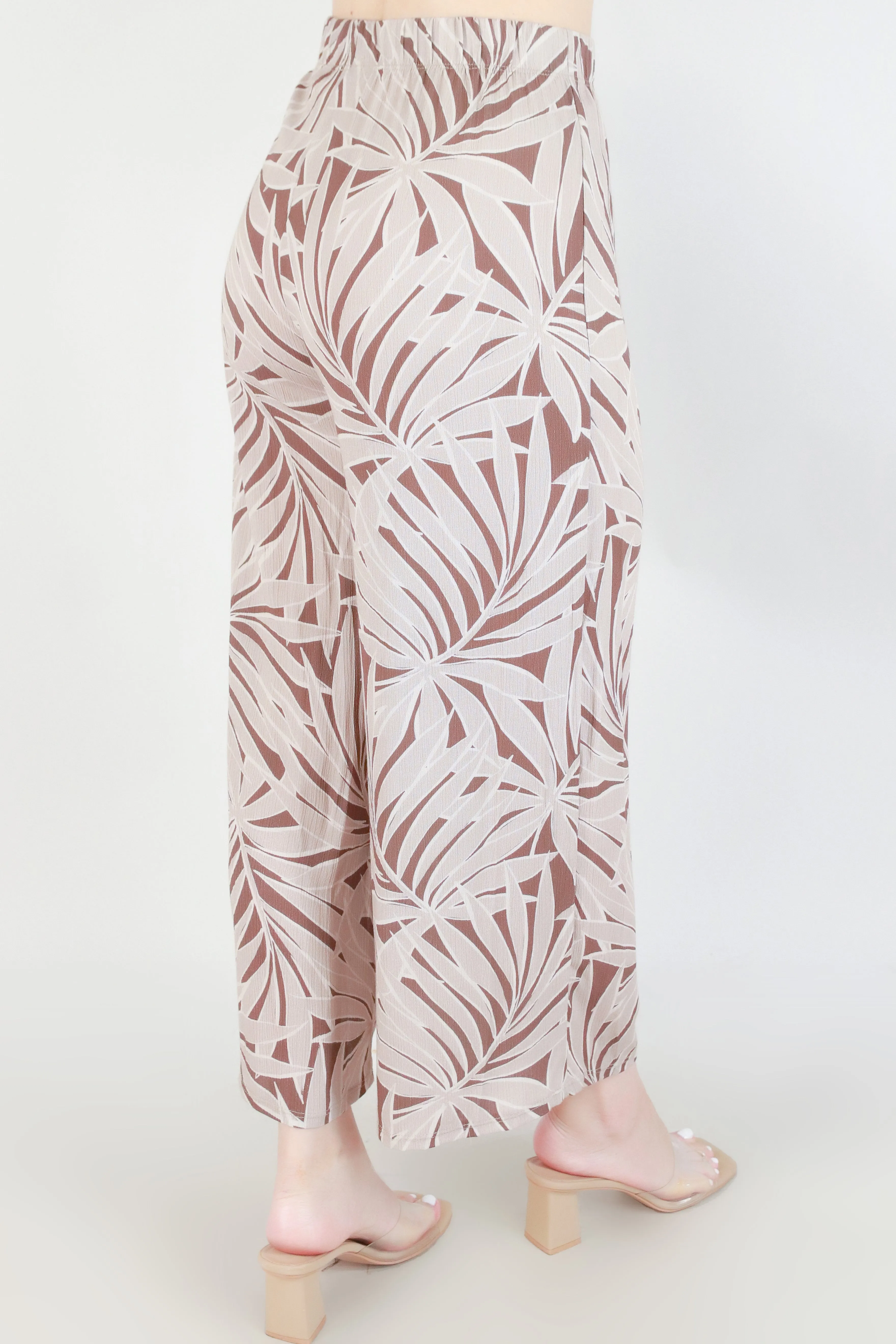 SMOCKED WAIST LEAF PRINT CAPRI PANTS